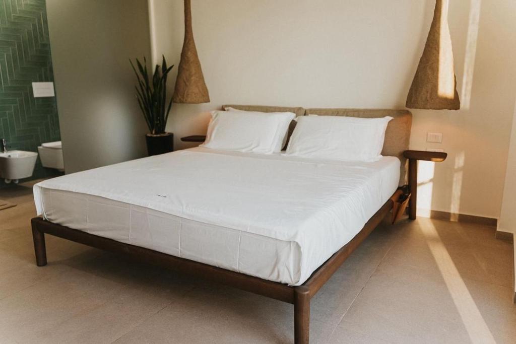 A second bedroom at Vila Luar with white bedding